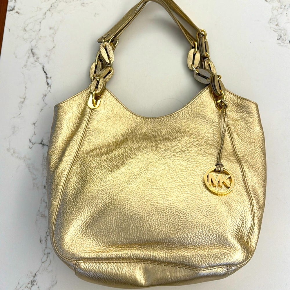Stunning gold Michael Kors handbag. Like new. Excellent condition.